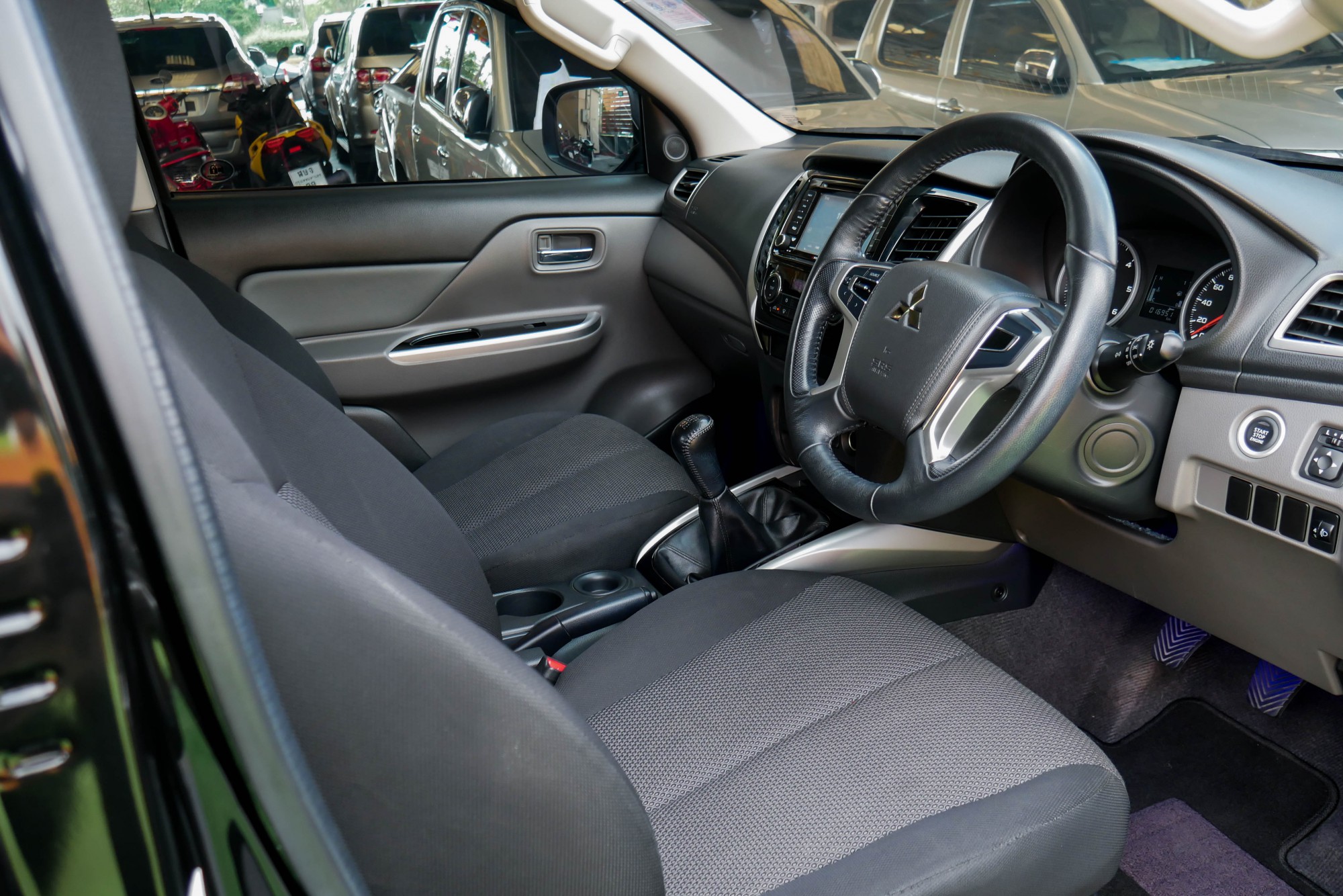 MITSUBISHI TRITON MEGACAB 2.4 GLS LTD PLUS MT ปี 2017 สีดำ (รูปที่ 7)