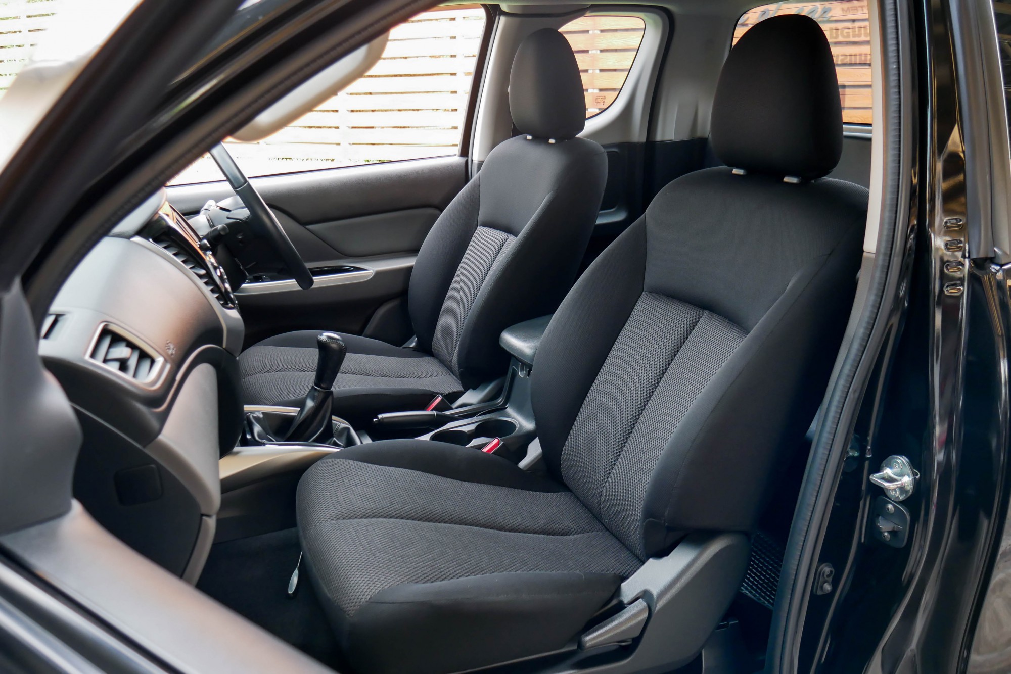 MITSUBISHI TRITON MEGACAB 2.4 GLS LTD PLUS MT ปี 2017 สีดำ (รูปที่ 6)