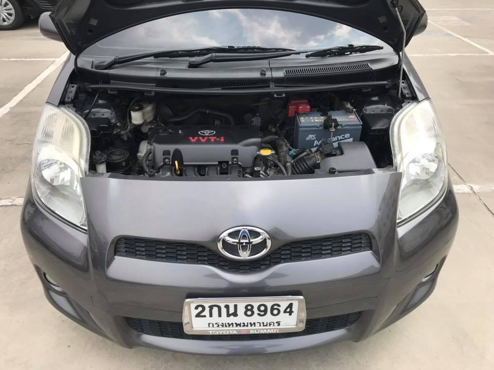 Toyota Yaris ปี 2013 สีเทา (รูปที่ 4)