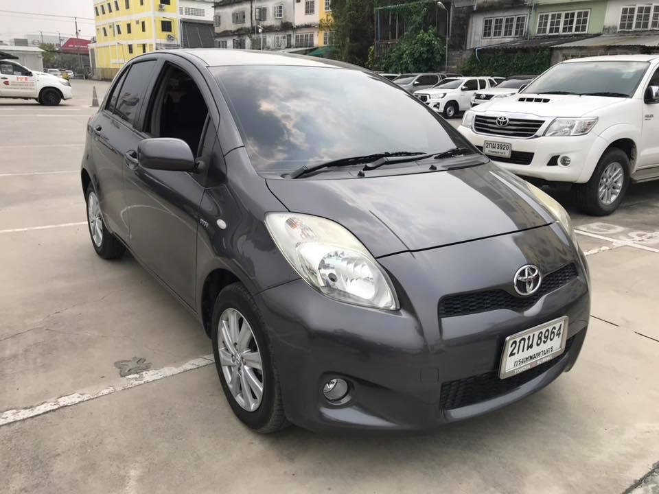Toyota Yaris ปี 2013 สีเทา (รูปที่ 2)