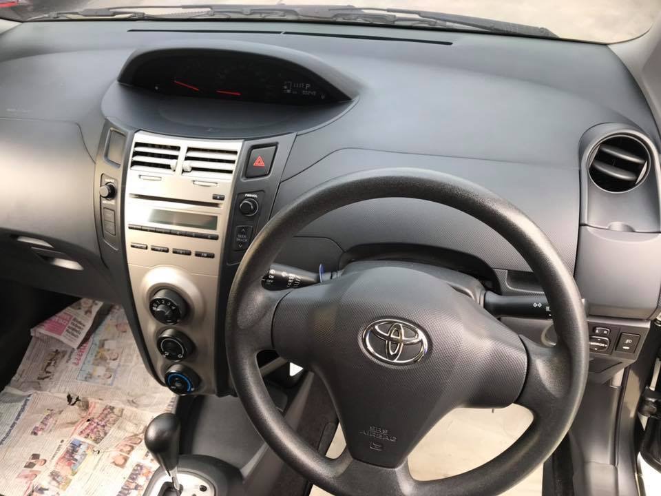 Toyota Yaris ปี 2013 สีเทา (รูปที่ 6)