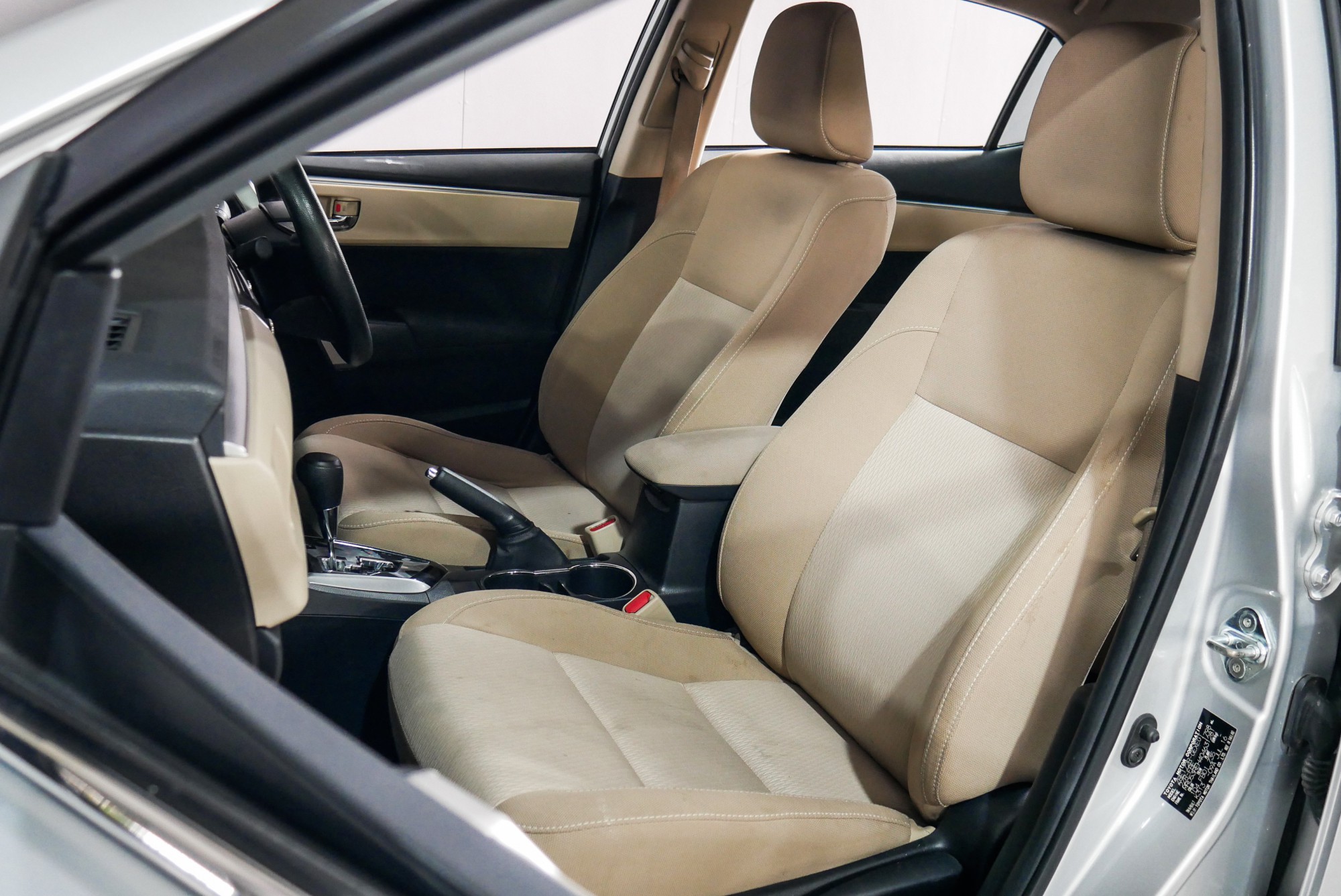 Toyota ALTIS 1.8 E ปี 2016 สีเงิน (รูปที่ 5)