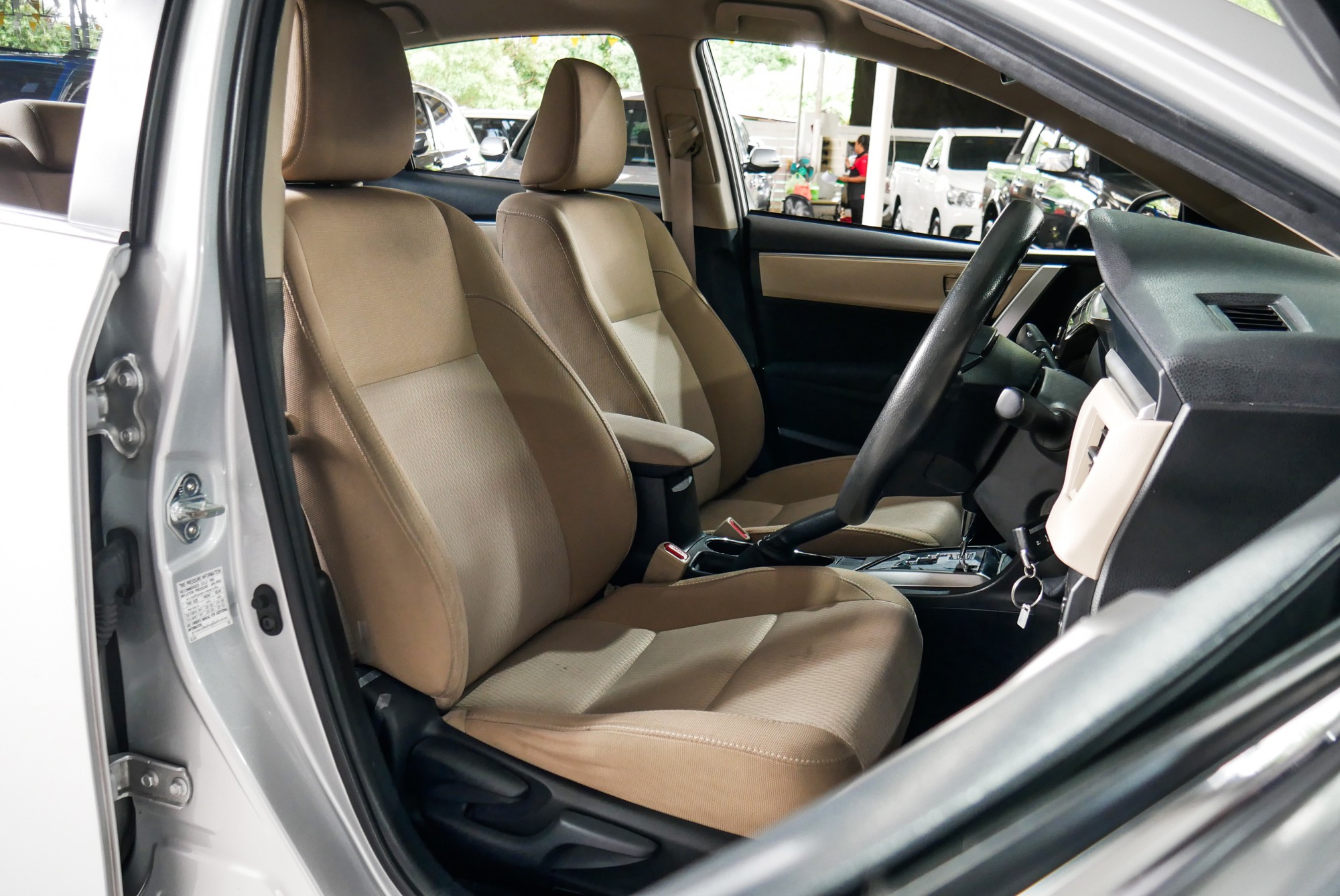 Toyota ALTIS 1.8 E ปี 2016 สีเงิน (รูปที่ 7)