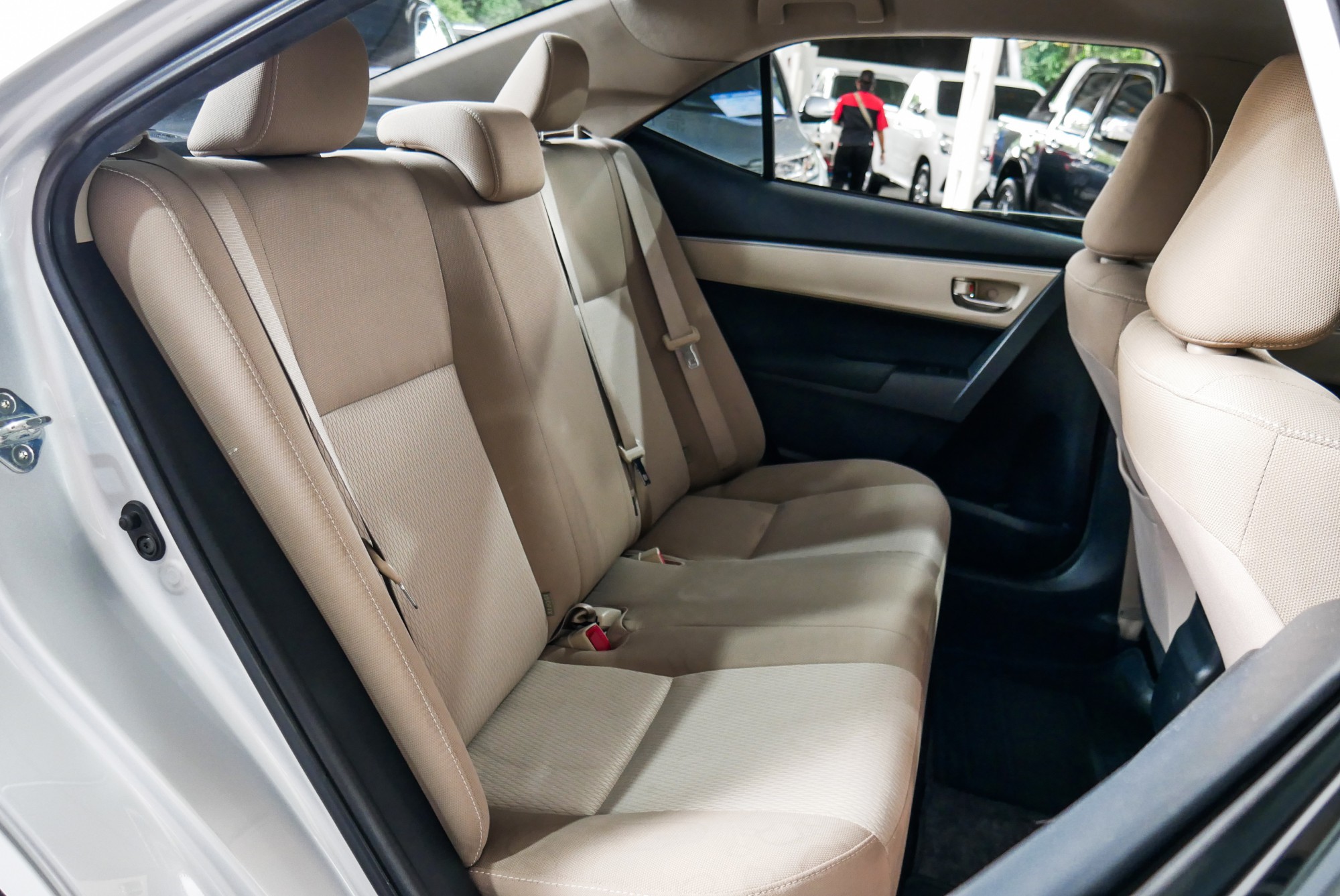 Toyota ALTIS 1.8 E ปี 2016 สีเงิน (รูปที่ 8)