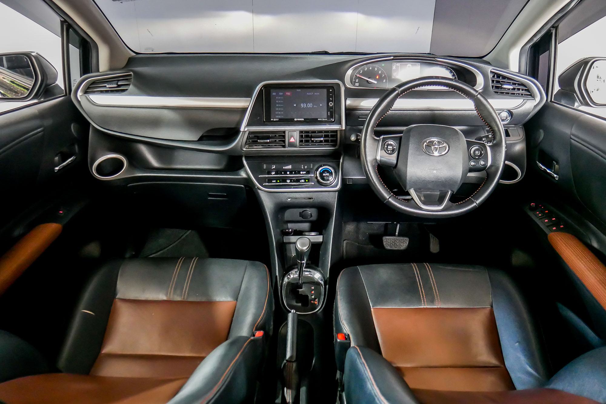 TOYOTA SIENTA 1.5 V AT ปี 2017 สีดำ (รูปที่ 5)
