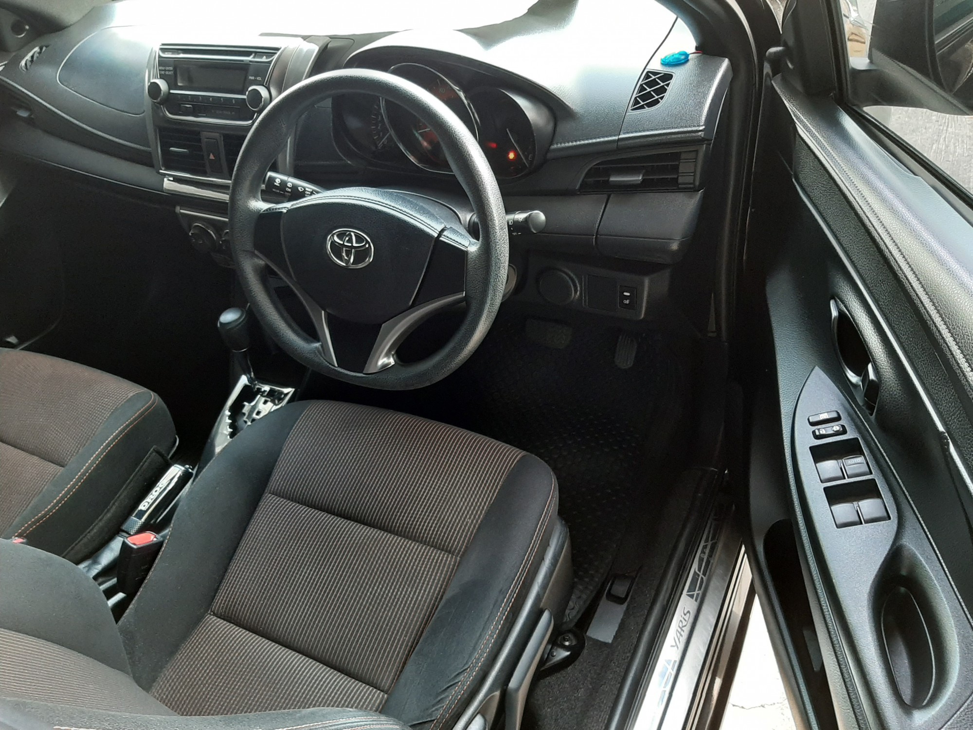 Toyota Yaris ปี 2013 สีดำ (รูปที่ 4)