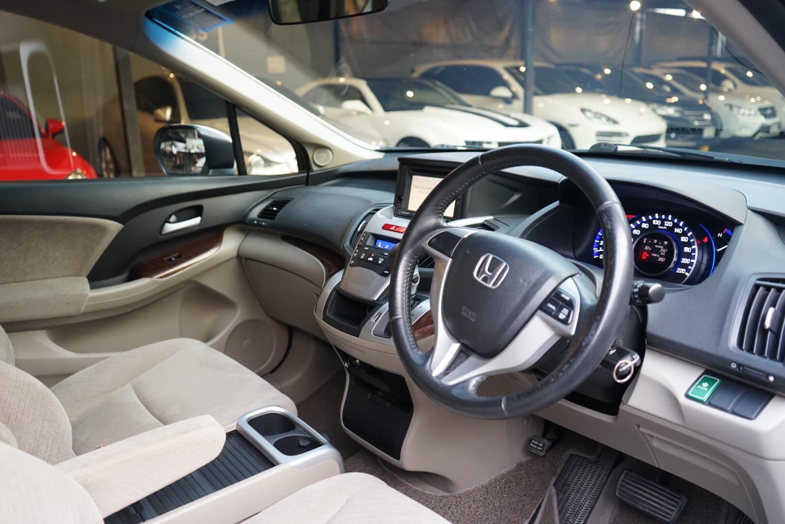 Honda Odyssey ปี 2013 สีขาว