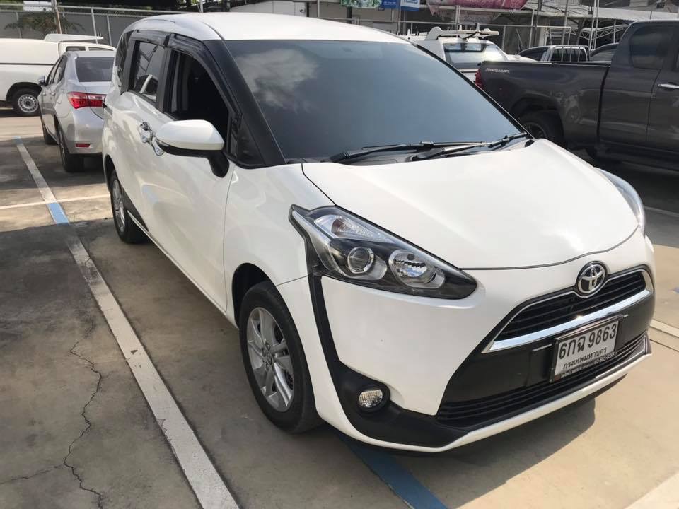 Toyota Sienta ปี 2017 สีขาว