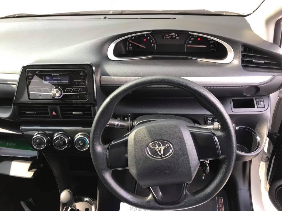 Toyota Sienta ปี 2017 สีขาว (รูปที่ 8)