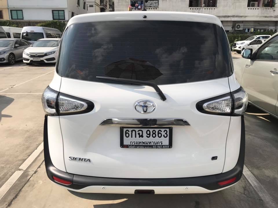 Toyota Sienta ปี 2017 สีขาว (รูปที่ 11)
