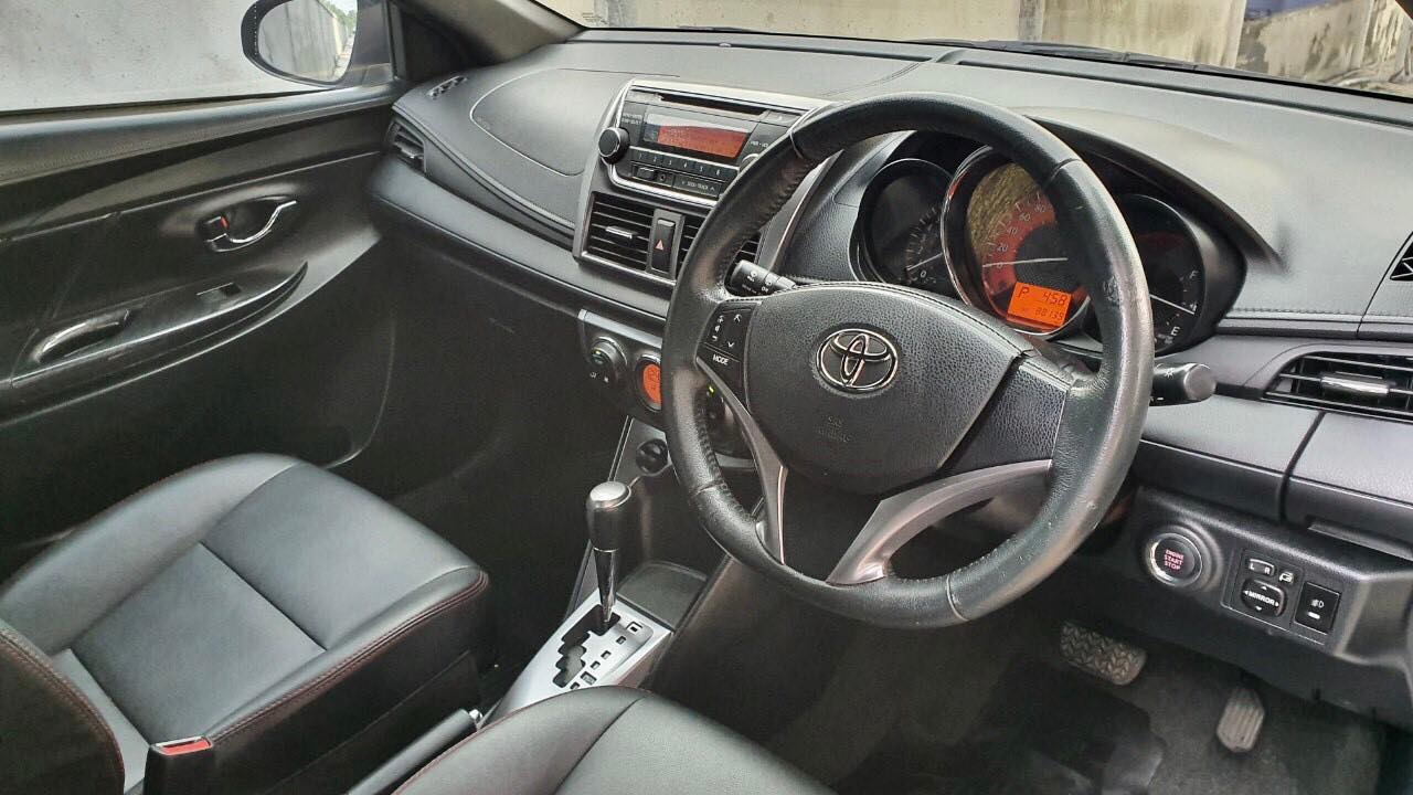 Toyota Yaris ปี 2014 สีเงิน