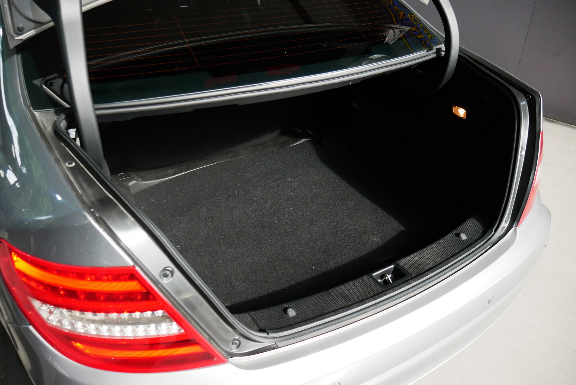 MERCEDES BENZ C200 W204 1.8 CGI Facelife ปี 2013 สีเทา (รูปที่ 20)