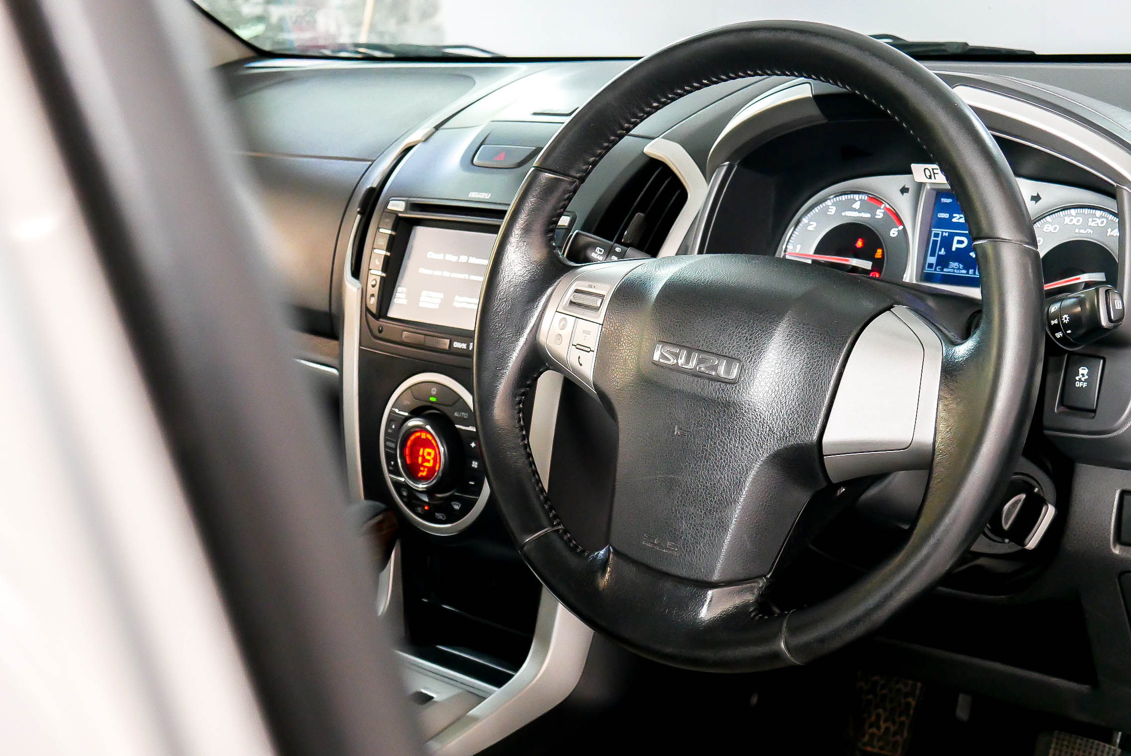 ISUZU MU-X 3.0 NAVI 4WD AT 2014 สีเงิน (รูปที่ 13)