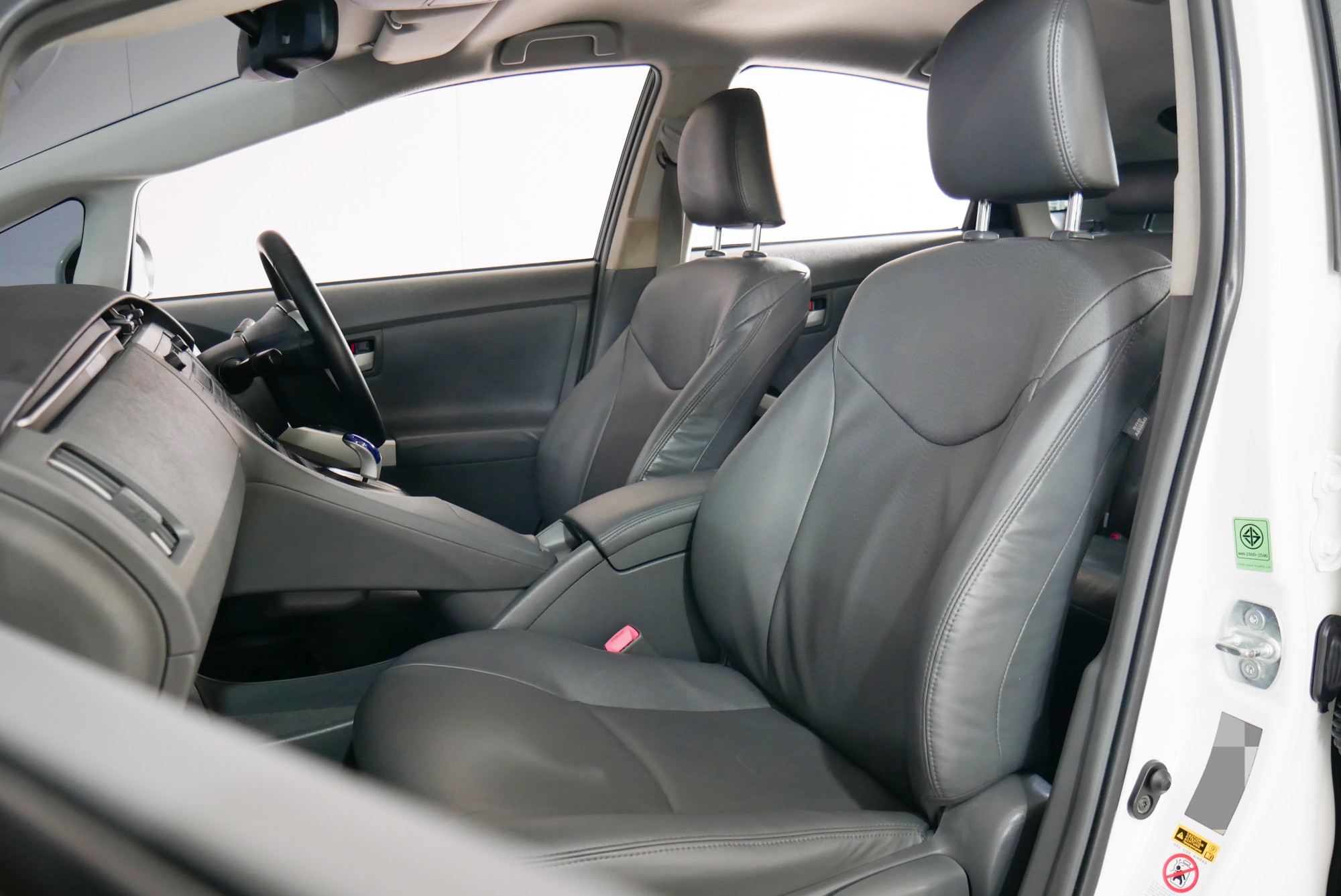 Toyota Prius ปี 2011 สีขาว (รูปที่ 6)
