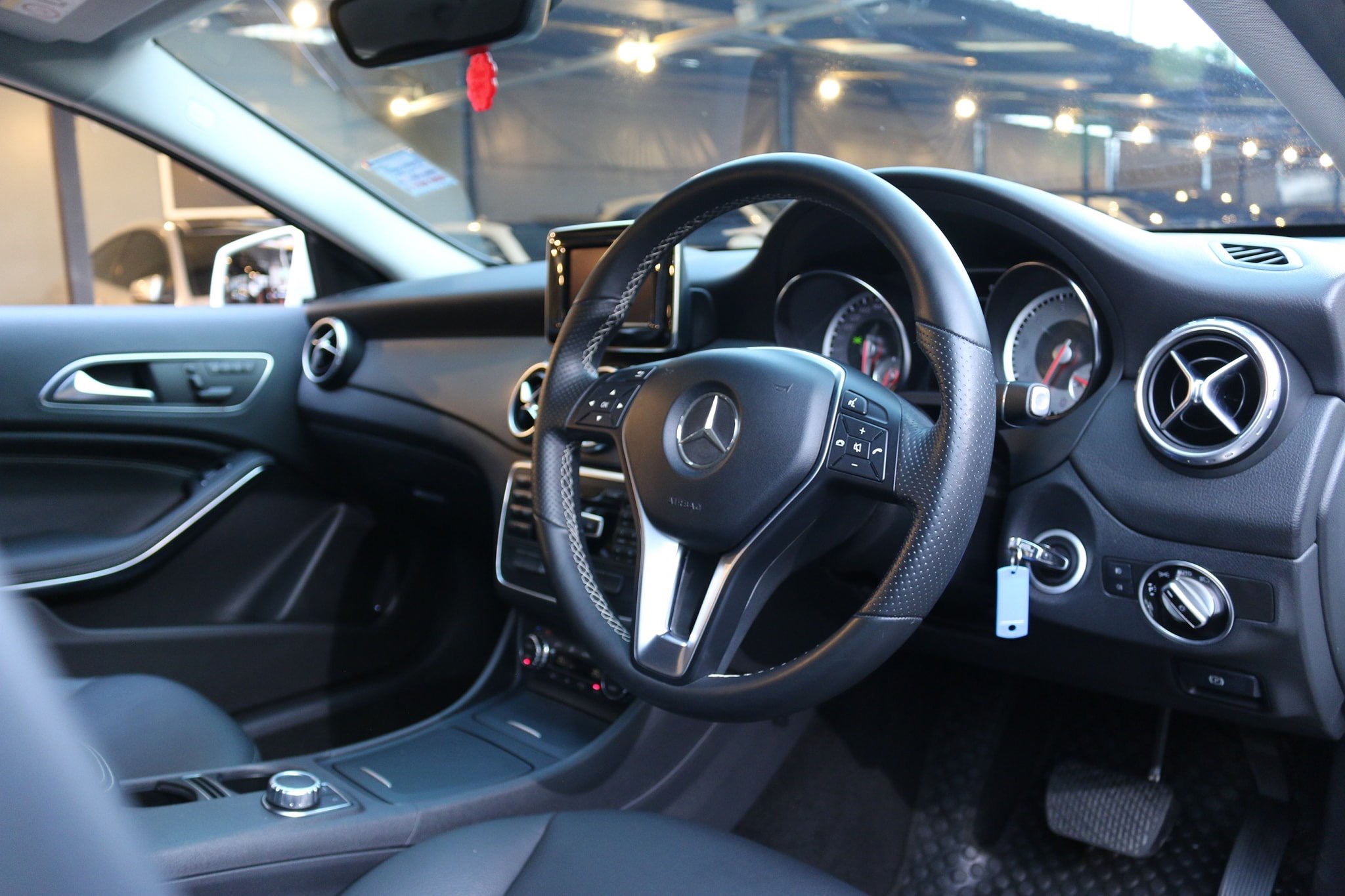 Mercedes-Benz GLA-Class X156 GLA200 ปี 2016 สีขาว (รูปที่ 11)