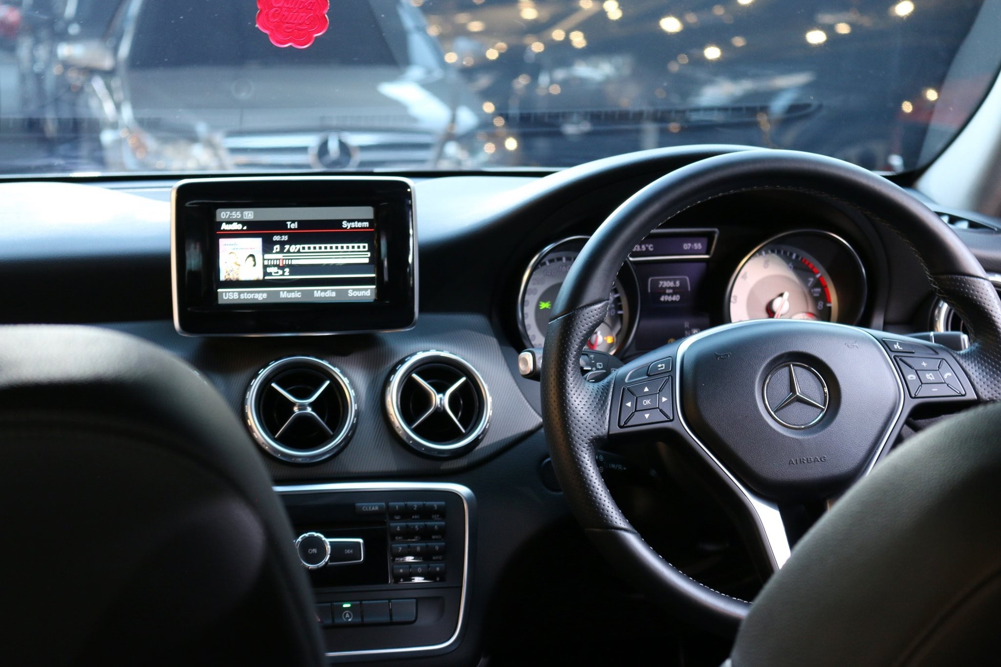 Mercedes-Benz GLA-Class X156 GLA200 ปี 2016 สีขาว (รูปที่ 9)