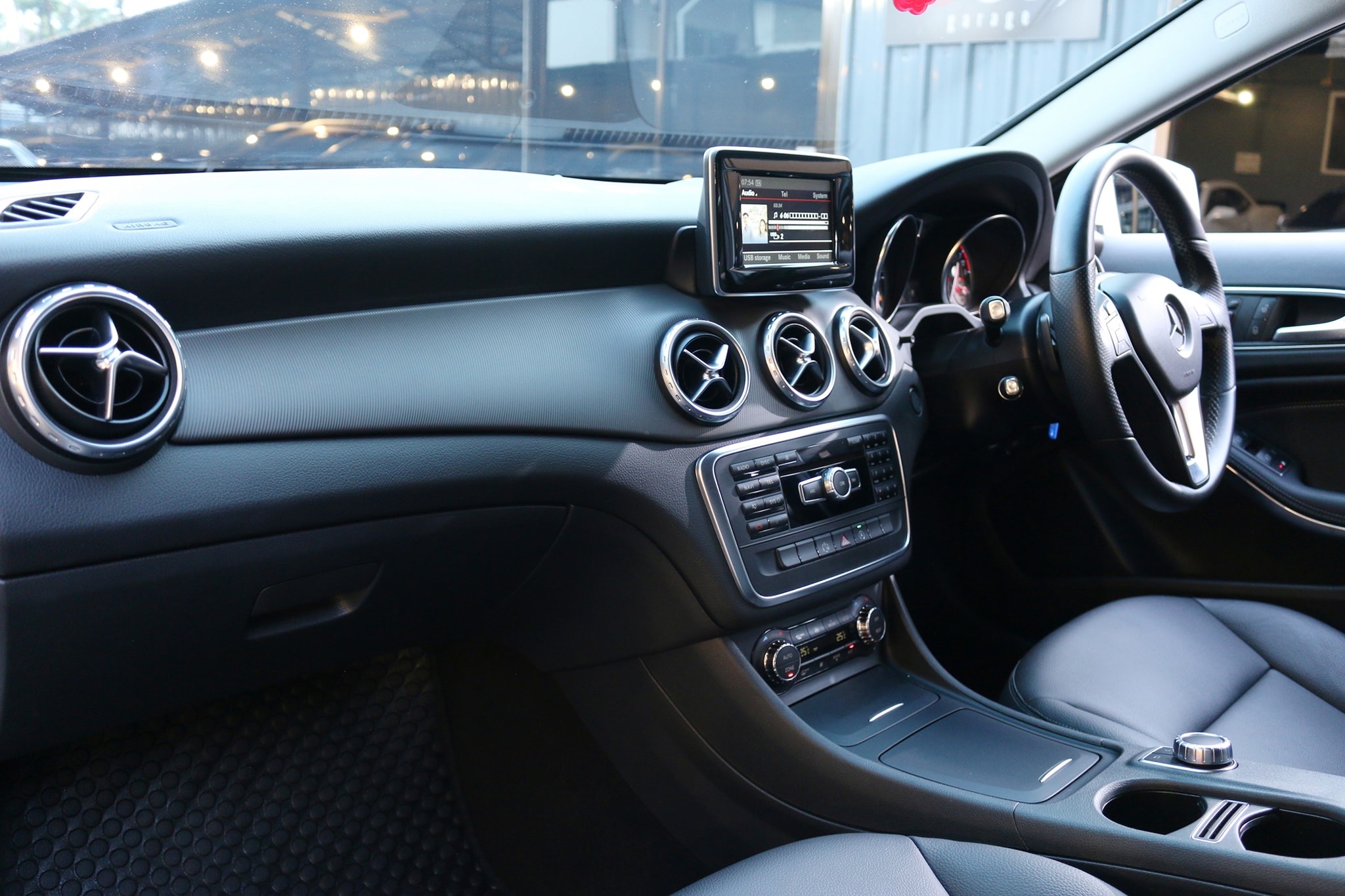 Mercedes-Benz GLA-Class X156 GLA200 ปี 2016 สีขาว (รูปที่ 15)