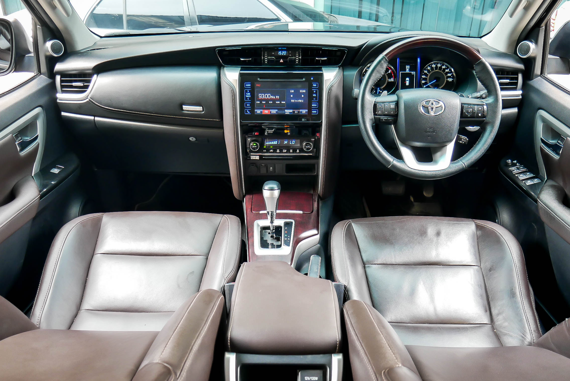 TOYOTA FORTUNER 2.8 V AT ปี 2016 สีดำ (รูปที่ 6)