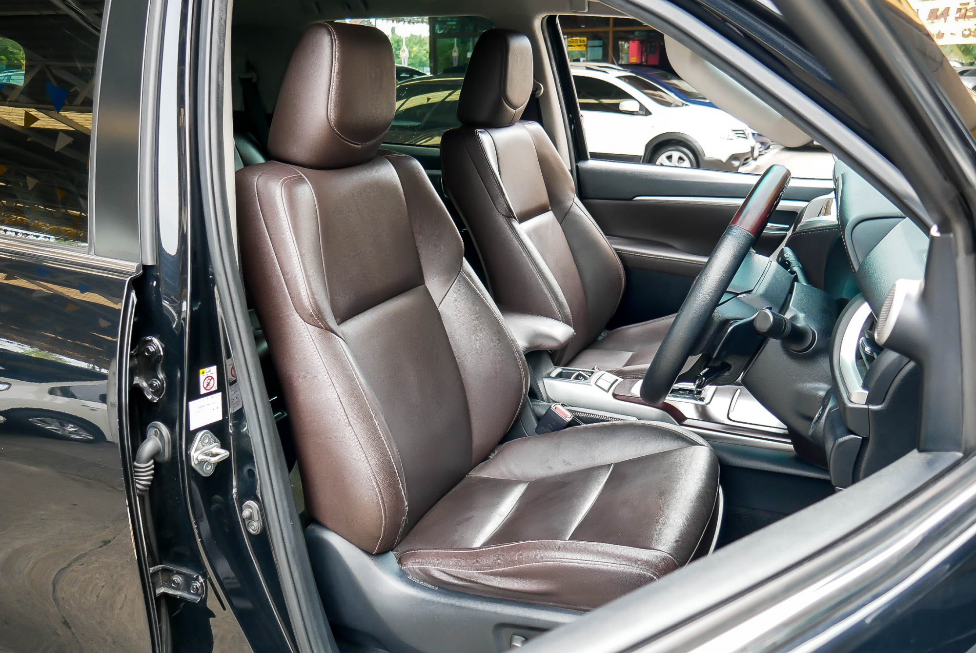 TOYOTA FORTUNER 2.8 V AT ปี 2016 สีดำ (รูปที่ 9)