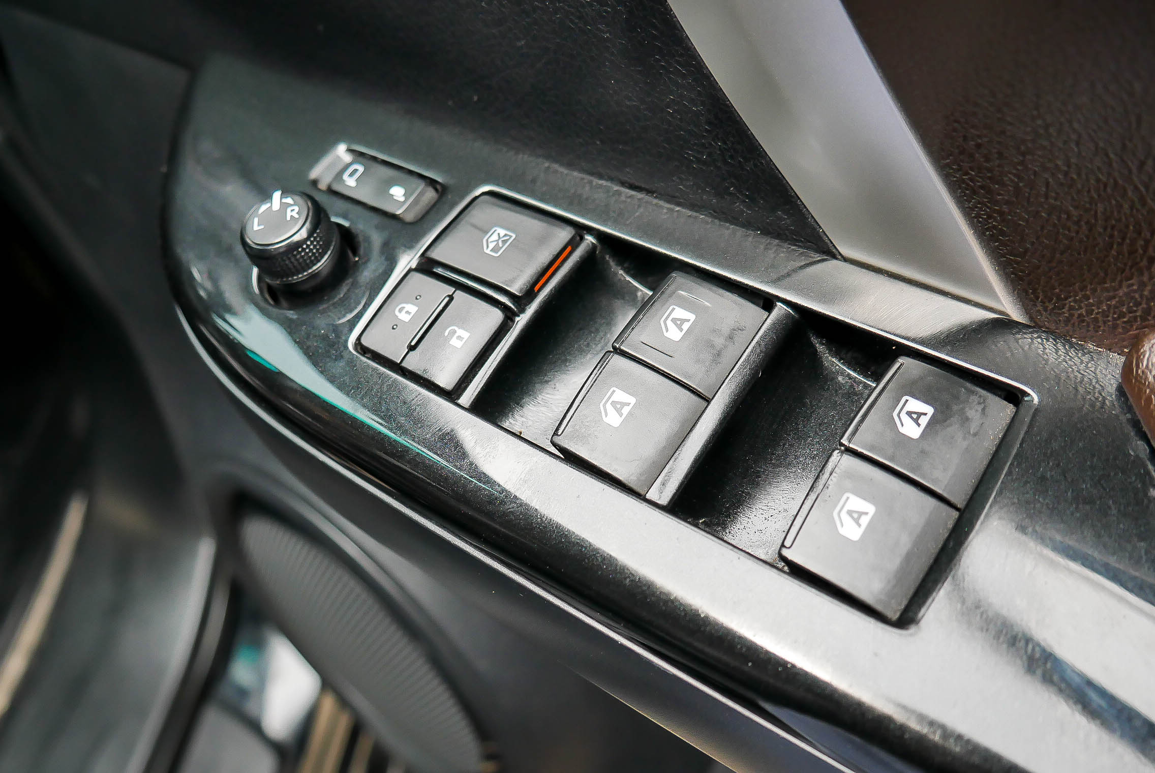 TOYOTA FORTUNER 2.8 V AT ปี 2016 สีดำ (รูปที่ 11)