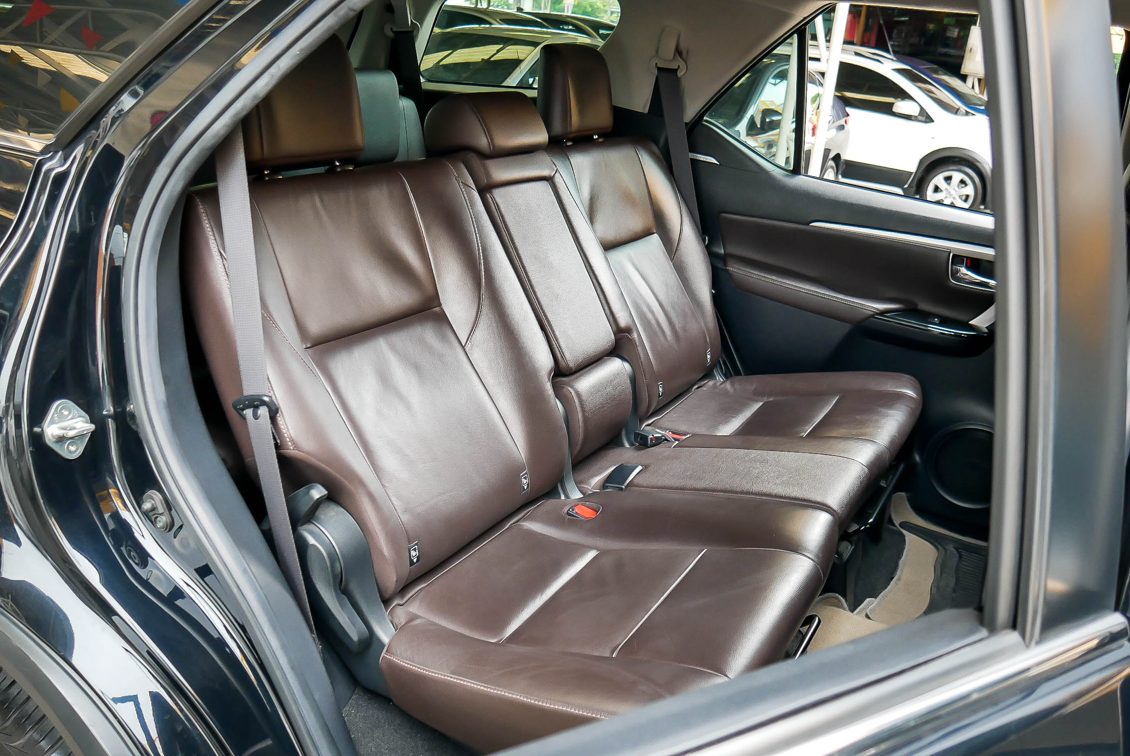 TOYOTA FORTUNER 2.8 V AT ปี 2016 สีดำ (รูปที่ 15)