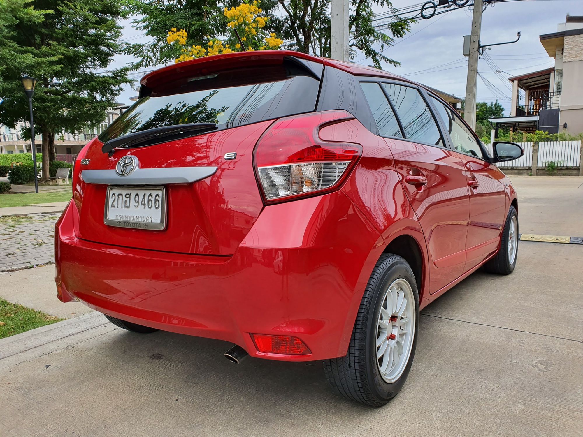 Toyota Yaris ปี 2014 สีแดง