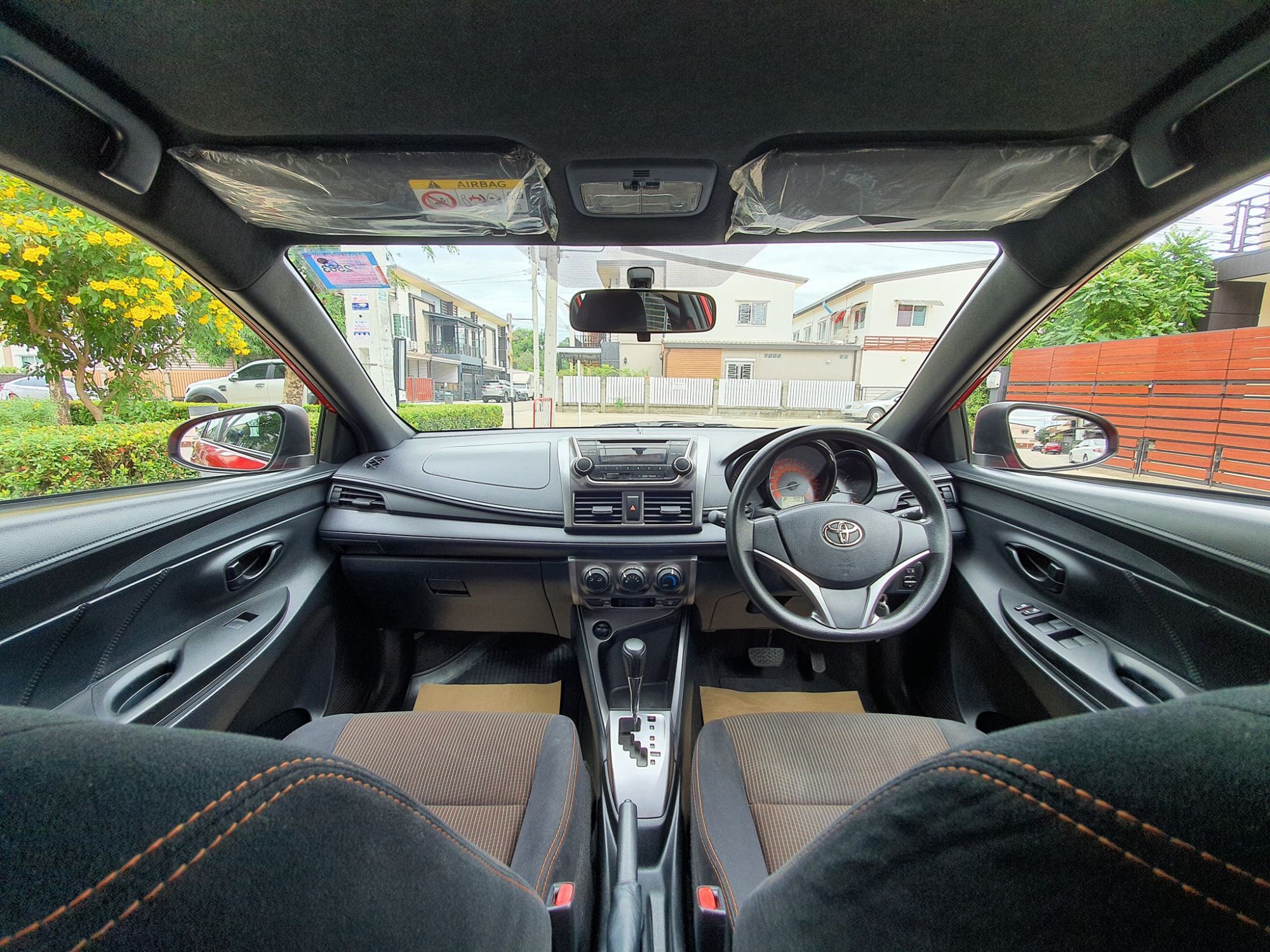 Toyota Yaris ปี 2014 สีแดง (รูปที่ 7)