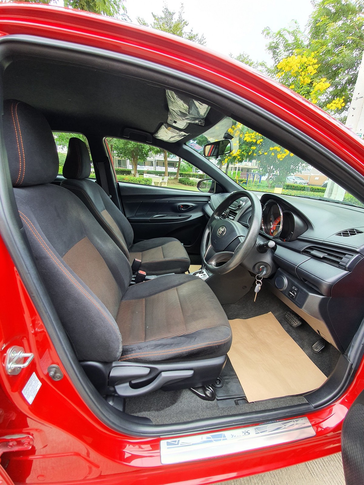 Toyota Yaris ปี 2014 สีแดง (รูปที่ 6)
