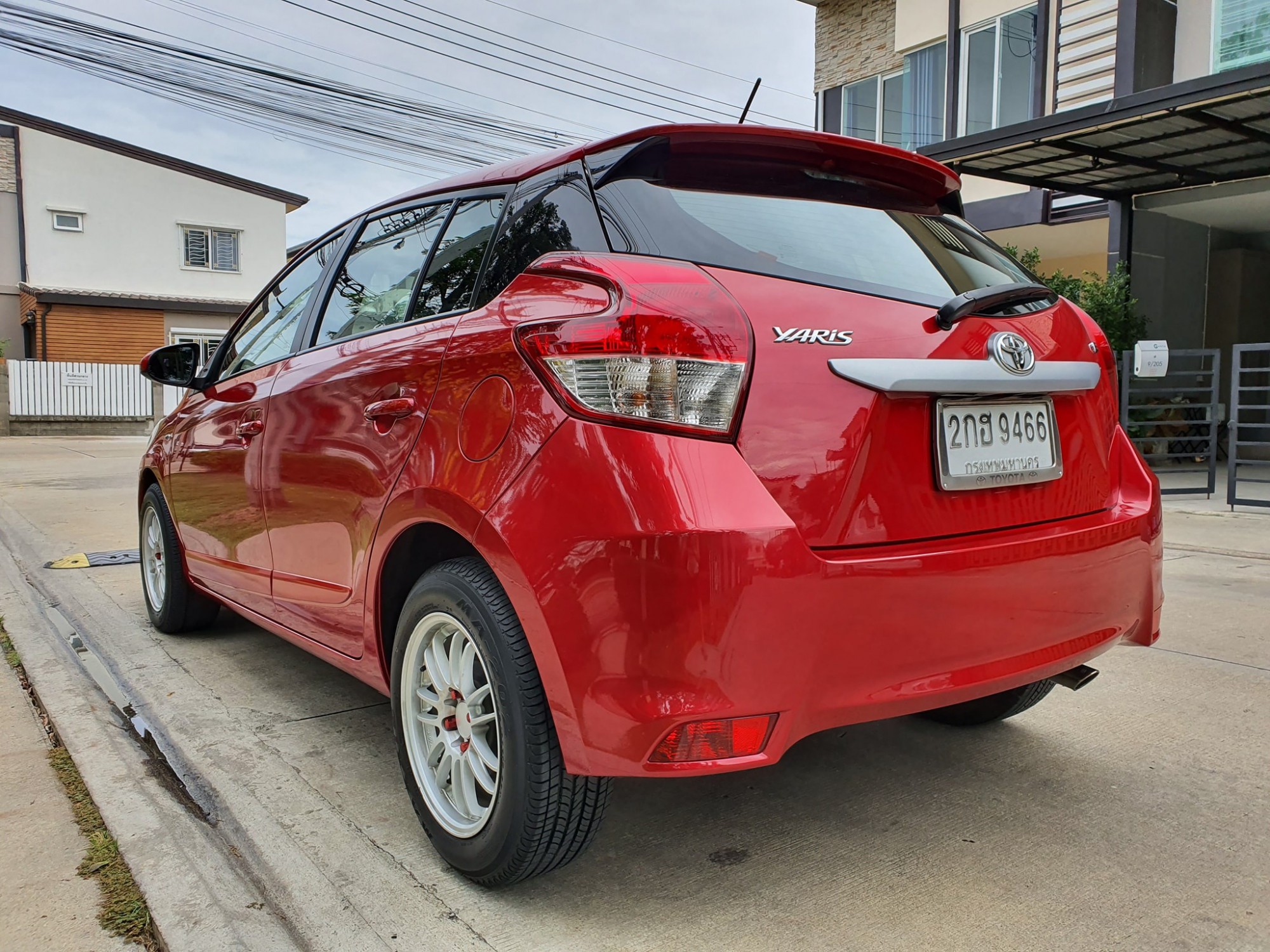 Toyota Yaris ปี 2014 สีแดง (รูปที่ 4)