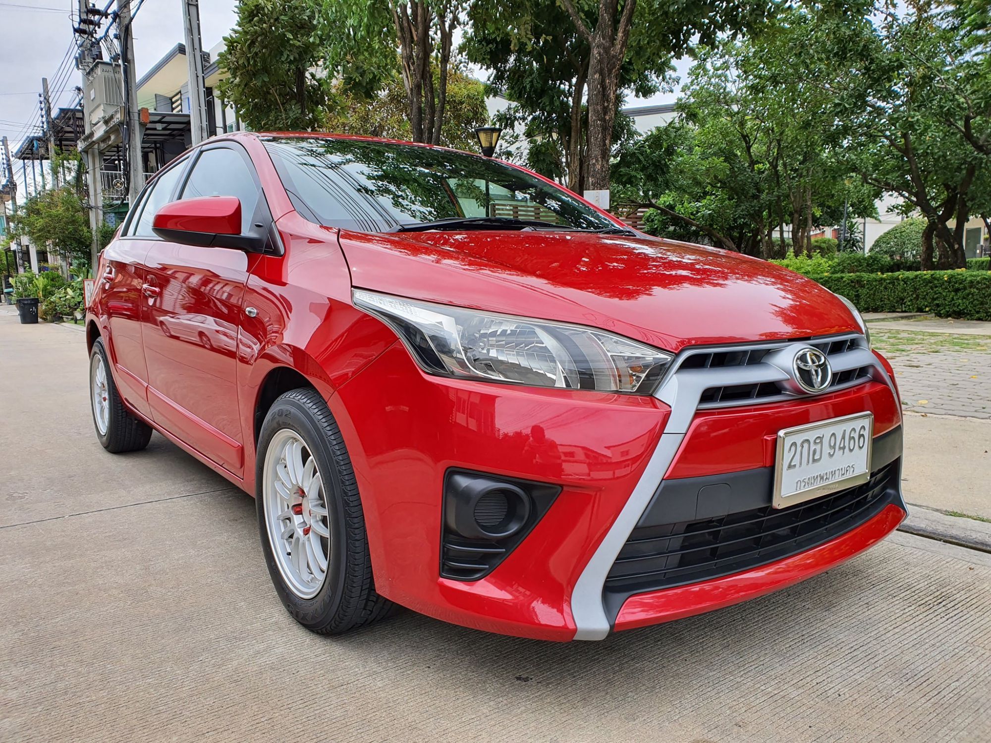 Toyota Yaris ปี 2014 สีแดง