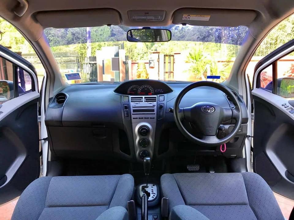 Toyota Yaris ปี 2010 สีขาว (รูปที่ 12)