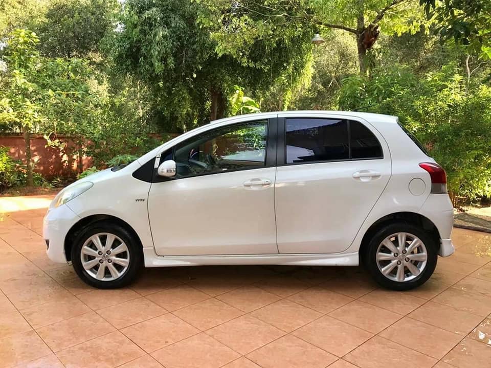 Toyota Yaris ปี 2010 สีขาว (รูปที่ 8)