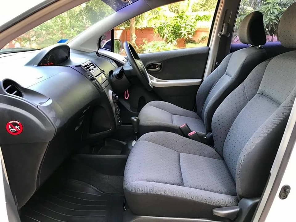 Toyota Yaris ปี 2010 สีขาว (รูปที่ 9)