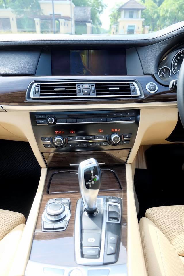 BMW 7 Series Gen5 F02 730Li ปี 2011 สีเงิน (รูปที่ 19)