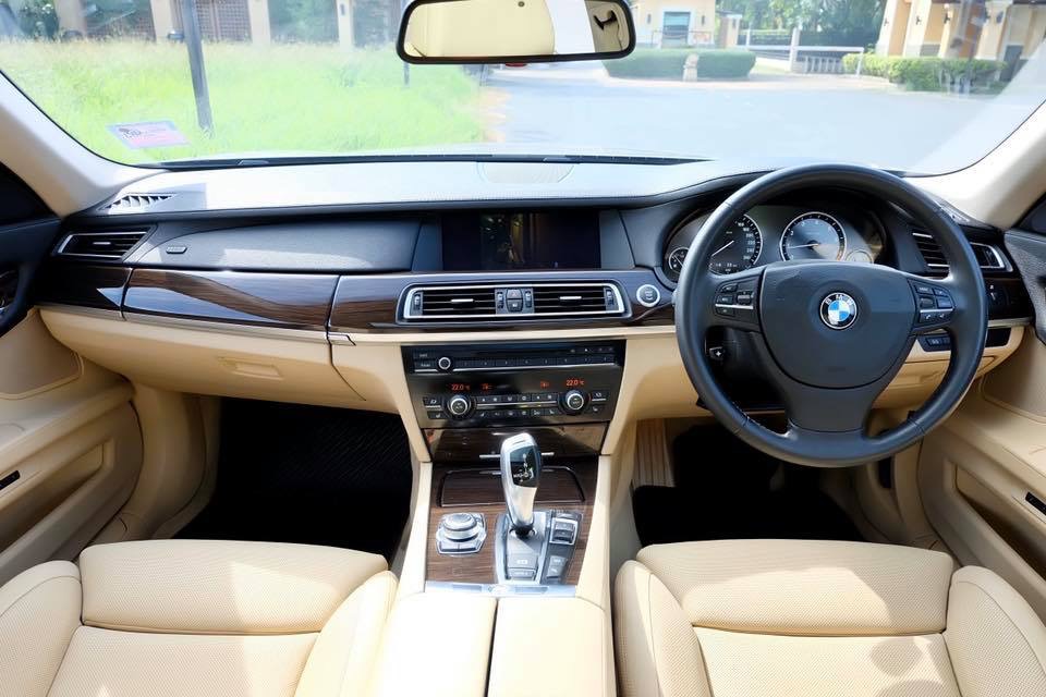 BMW 7 Series Gen5 F02 730Li ปี 2011 สีเงิน (รูปที่ 13)
