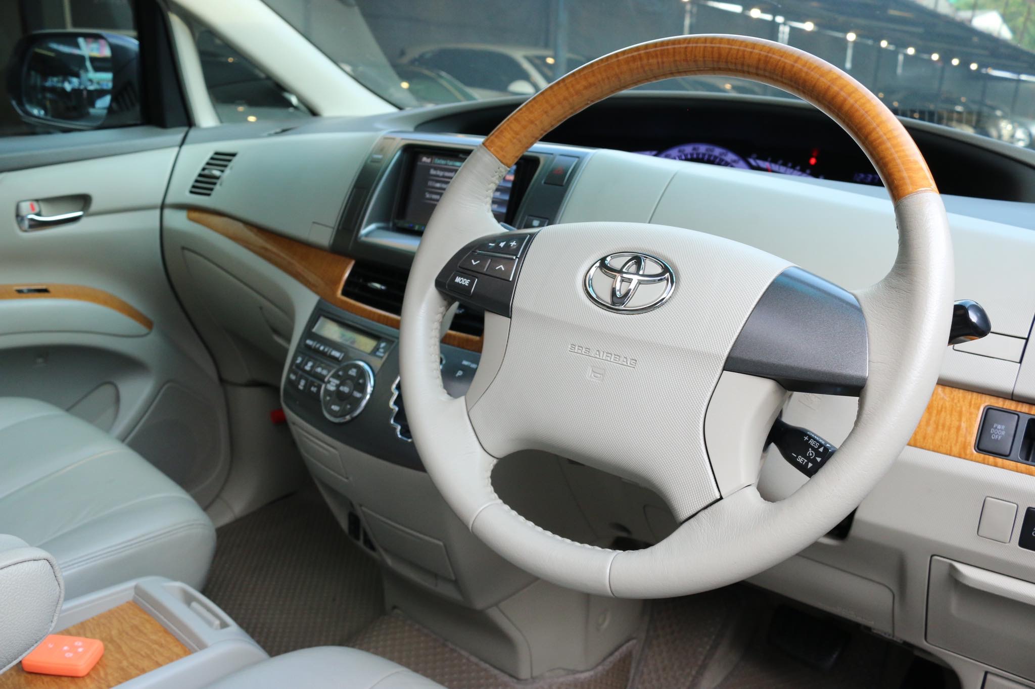 Toyota Estima ปี 2010 สีขาว
