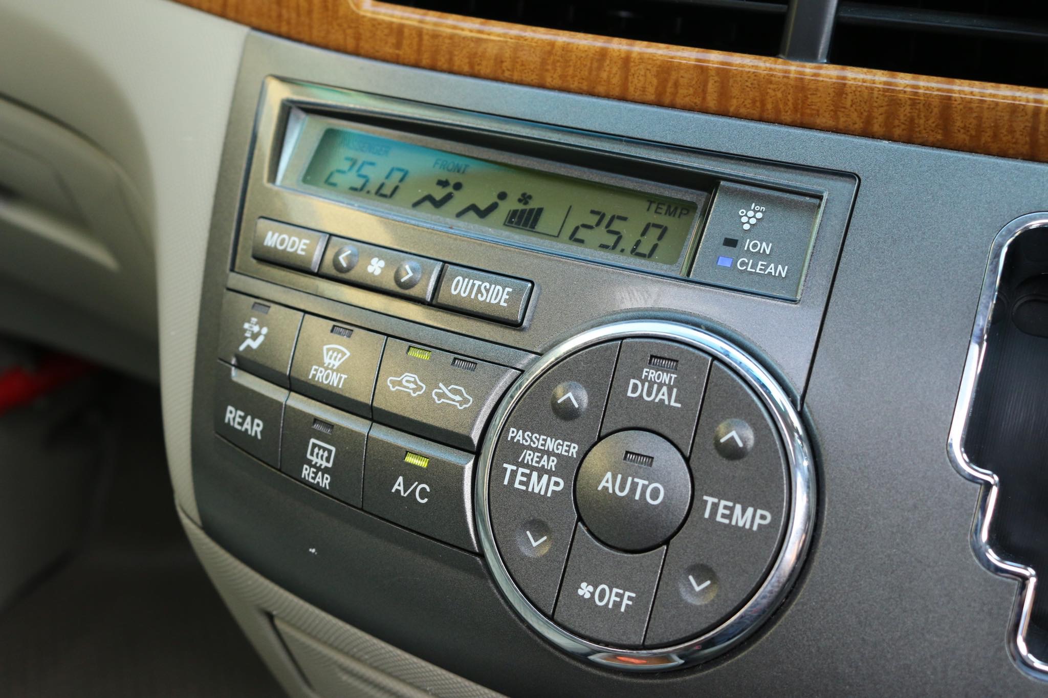 Toyota Estima ปี 2010 สีขาว (รูปที่ 13)