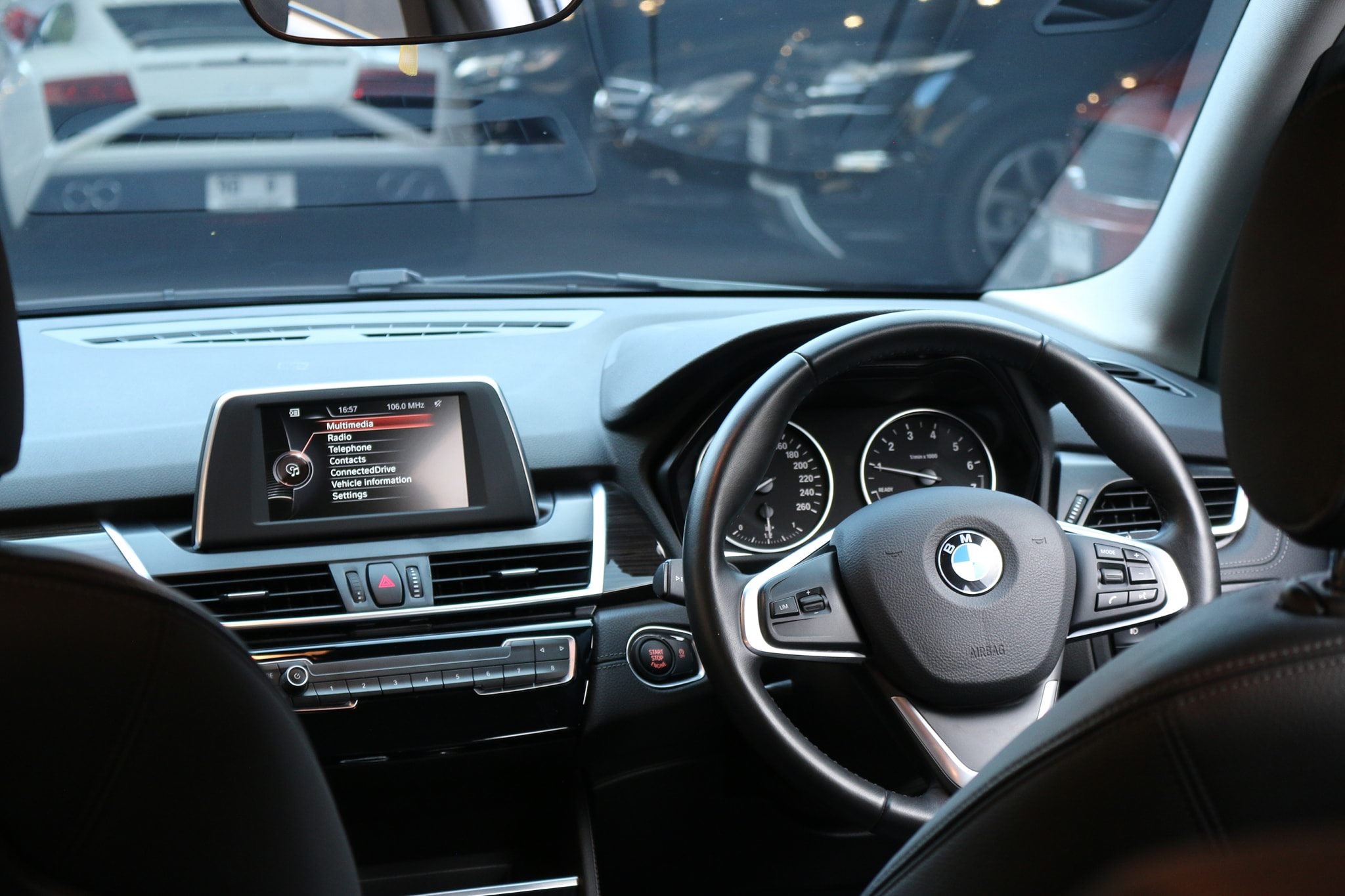 BMW 2 Series F46 Gran Tourer 218i ปี 2016 สีขาว (รูปที่ 9)