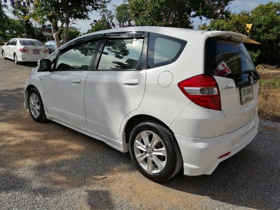Honda Jazz GE ปี 2013 สีขาว (รูปที่ 2)