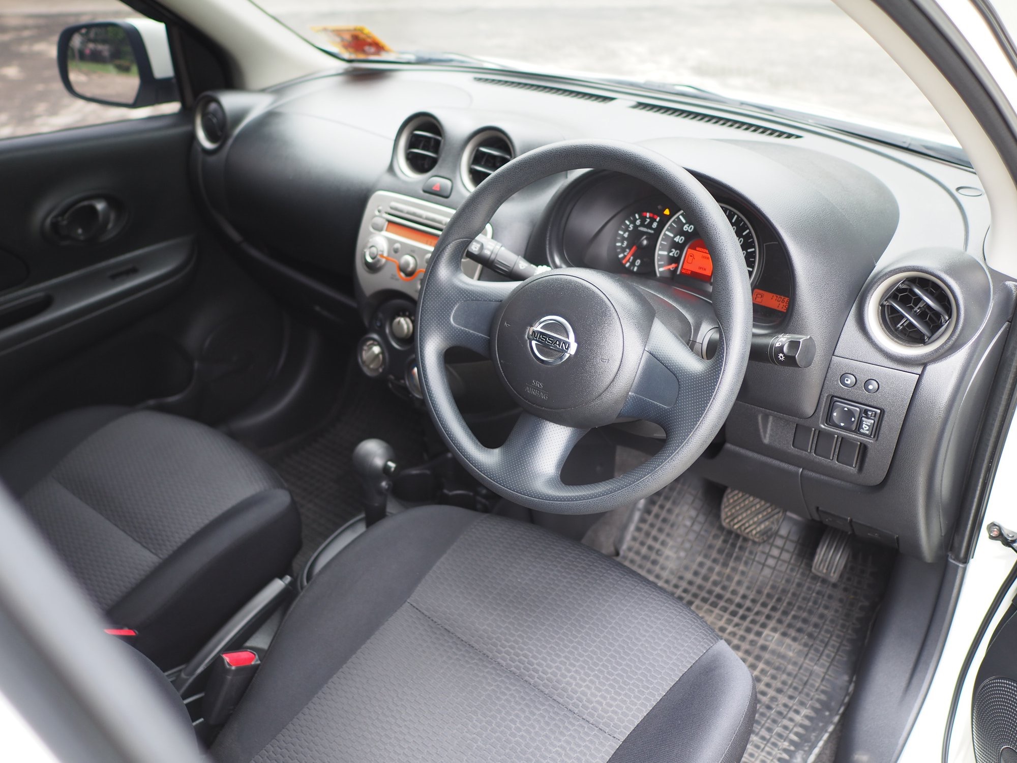 Nissan March ปี 2013 สีขาว (รูปที่ 5)