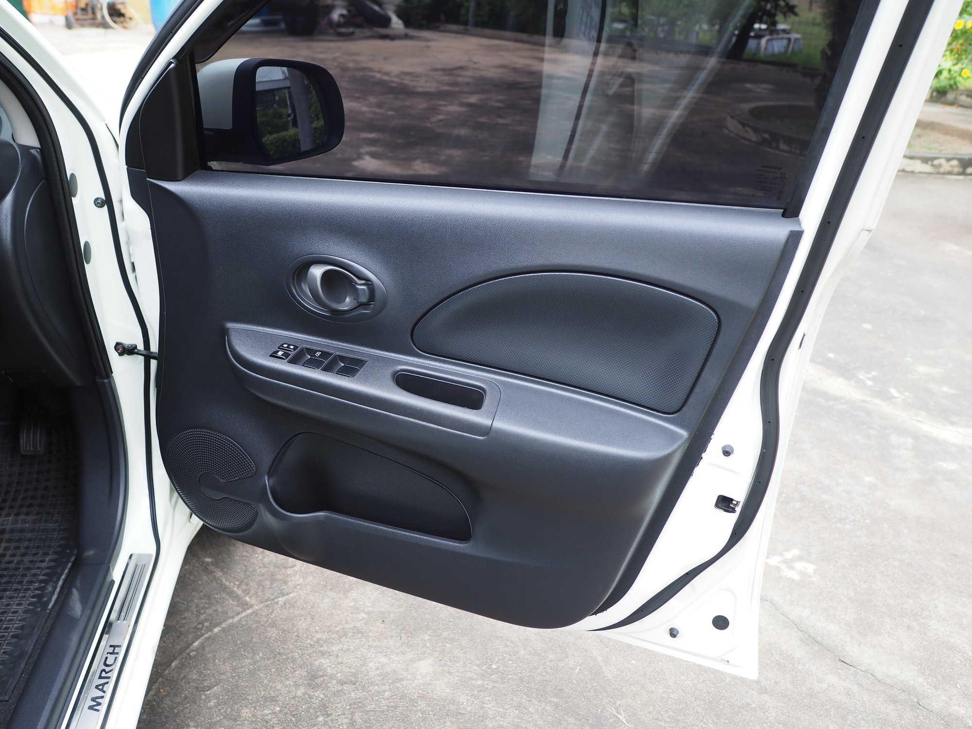Nissan March ปี 2013 สีขาว (รูปที่ 8)