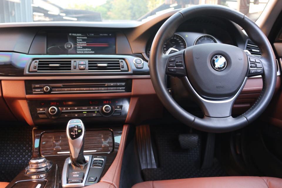 BMW 5 Series F10 525d ปี 2013 สีขาว (รูปที่ 8)