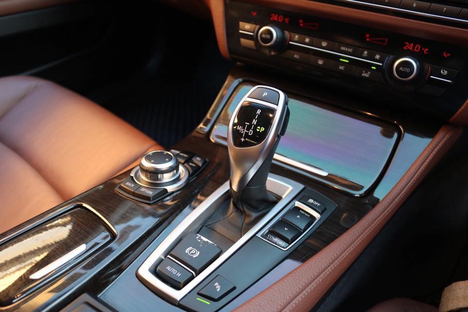 BMW 5 Series F10 525d ปี 2013 สีขาว (รูปที่ 15)