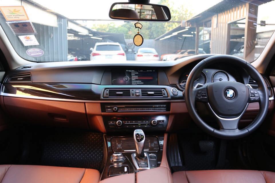 BMW 5 Series F10 525d ปี 2013 สีขาว (รูปที่ 9)