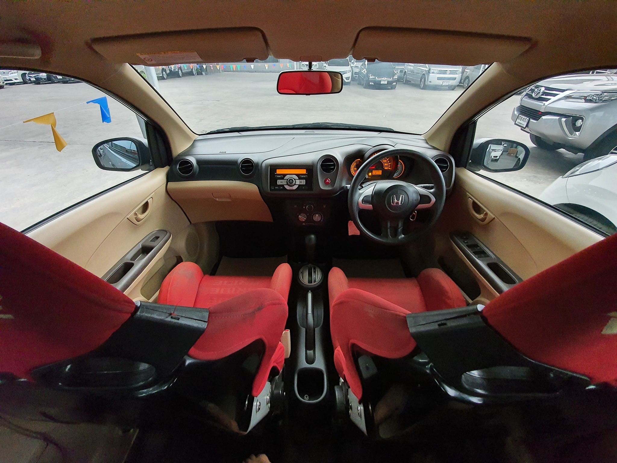 Honda Brio ปี 2013 สีขาว (รูปที่ 6)
