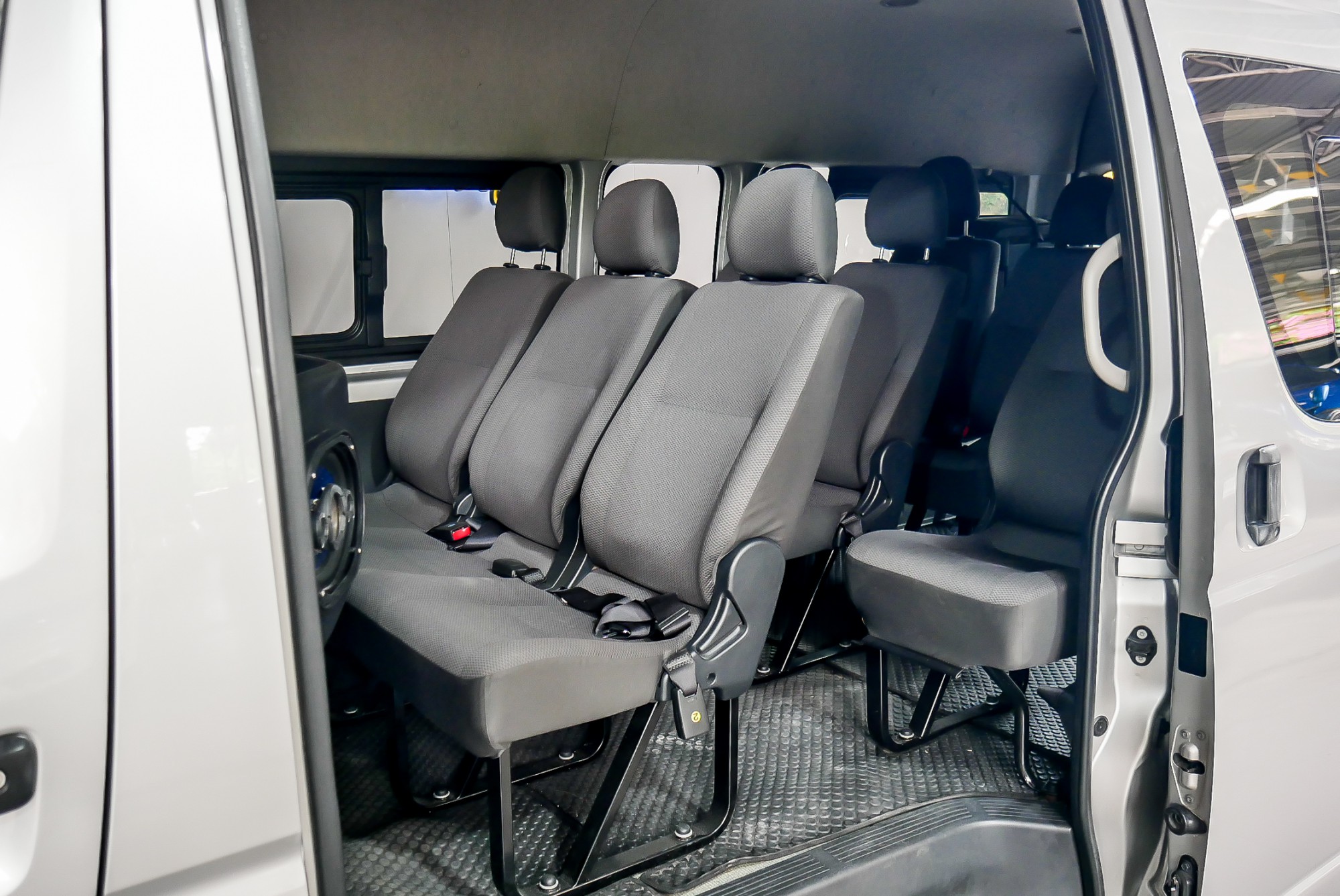 Toyota COMMUTER 3.0 D4D ปี 2014 สีเงิน (รูปที่ 11)
