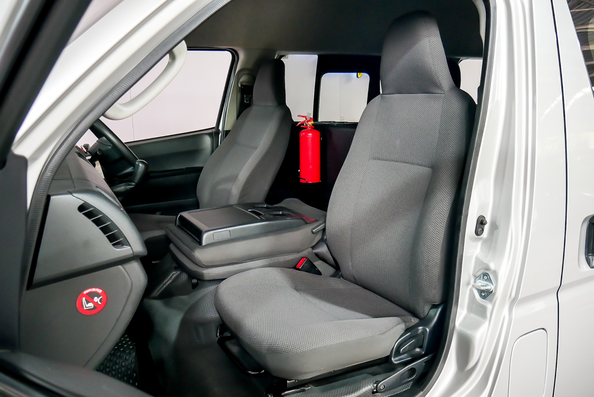 Toyota COMMUTER 3.0 D4D ปี 2014 สีเงิน (รูปที่ 9)