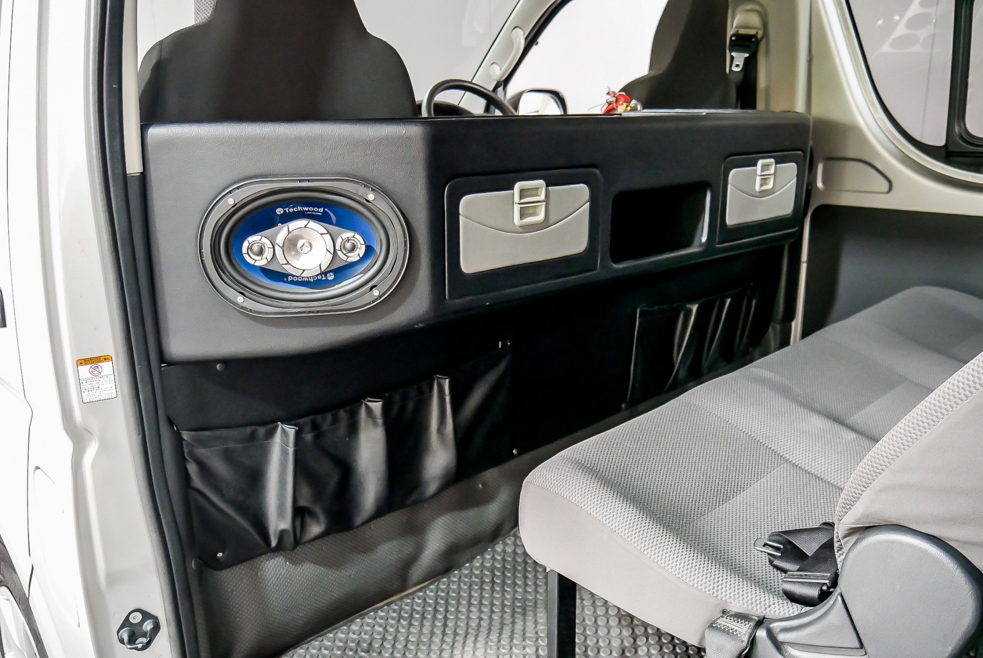 Toyota COMMUTER 3.0 D4D ปี 2014 สีเงิน (รูปที่ 10)