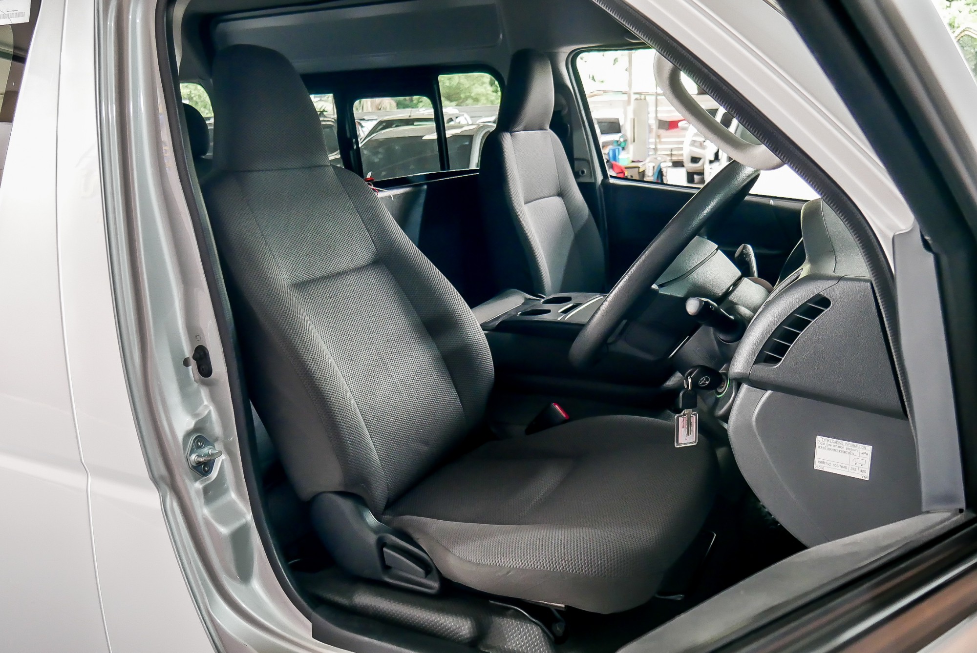 Toyota COMMUTER 3.0 D4D ปี 2014 สีเงิน (รูปที่ 8)