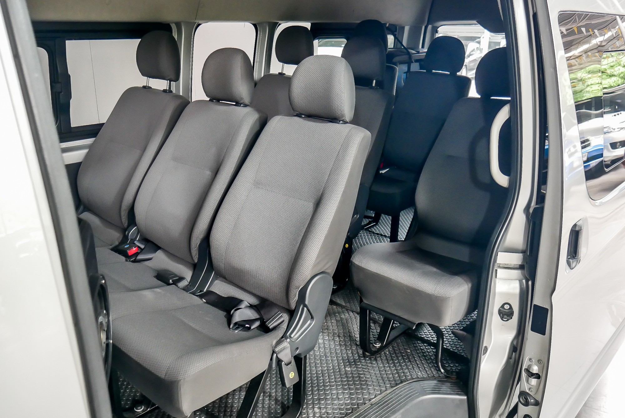 Toyota COMMUTER 3.0 D4D ปี 2014 สีเงิน (รูปที่ 12)